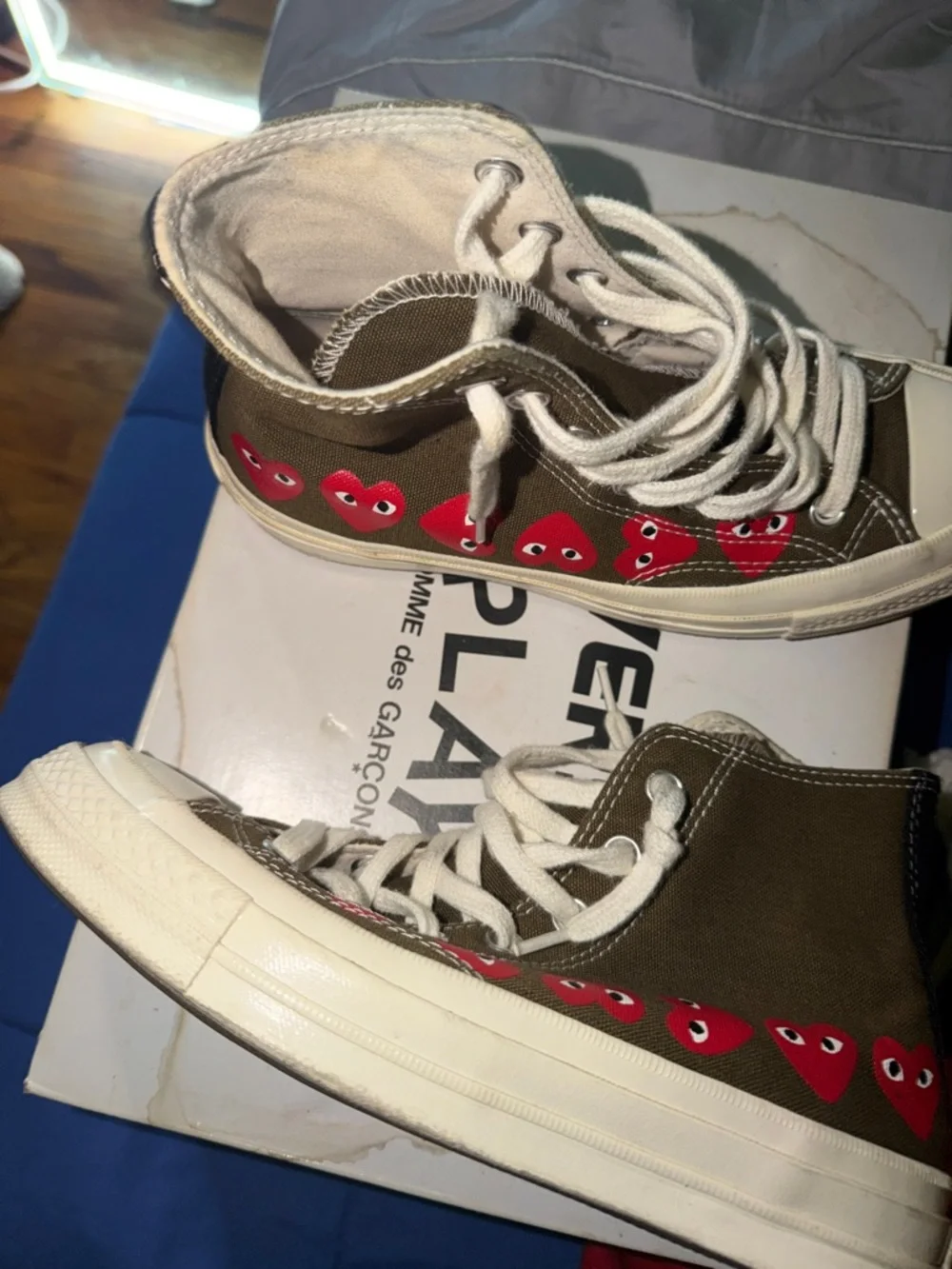 Converse PLAY Box with Red Heart Logo and Cream Accents WOMEN 7 MEN 5 - Picture 4 of 8